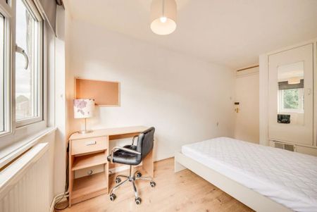 3 bedroom flat to rent - Photo 4