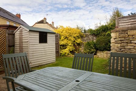 A Well Designed and Beautifully Presented Two Bedroom Modern Terraced Home Located in a Small Courtyard Development just off Corn Street, Witney - Photo 2