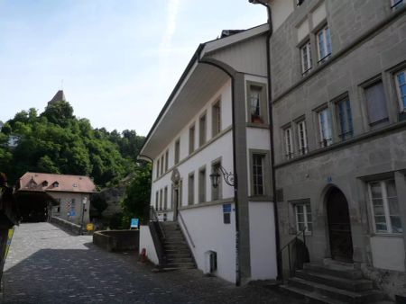 FRIBOURG - PLACE DU PETIT-ST-JEAN 39 - CHARMANT APPARTEMENT - 4 PCES AU 2ME ETAGE - DUPLEX - Photo 2