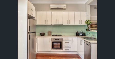 Character Semi with a Fresh & Easy-Care Style - Photo 5