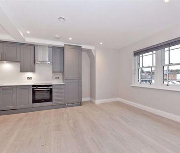 An immaculate one-bedroom top floor flat located in the heart of Ma... - Photo 6