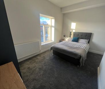 Tonge Moor Road, Bolton - Photo 2