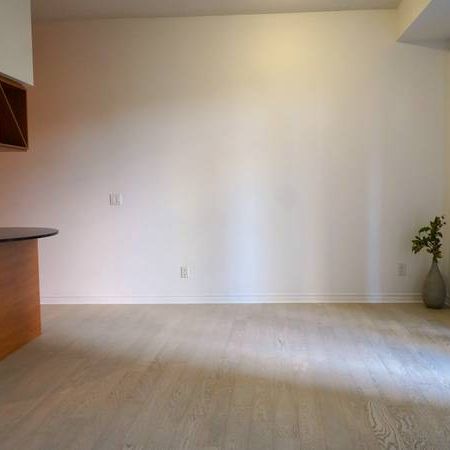 Square One Large lux. 1100ft 2bds 2bths 2prkngs corner unit, Princess - Photo 1