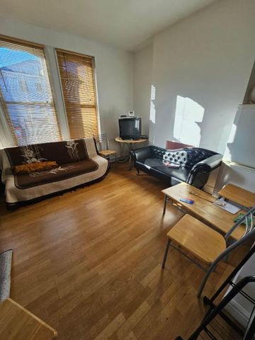 1 bedroom in a flat share to rent - Photo 4