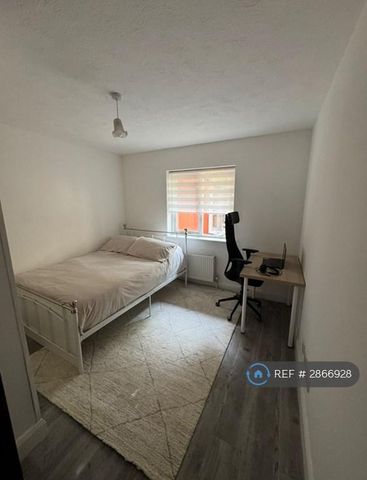 1 bedroom in a flat share to rent - Photo 2
