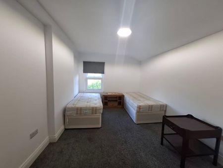 2 Bed Flat, Perry Hill, SE6 - Photo 2