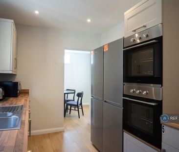 1 bedroom in a flat share to rent - Photo 3