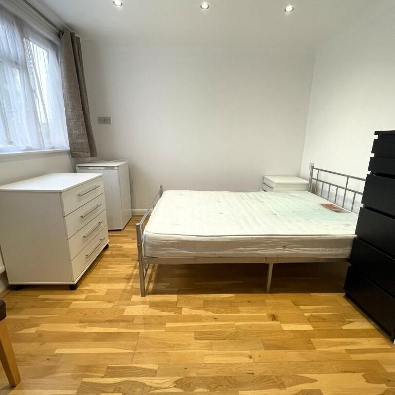 1 bedroom in a house share to rent - Photo 1