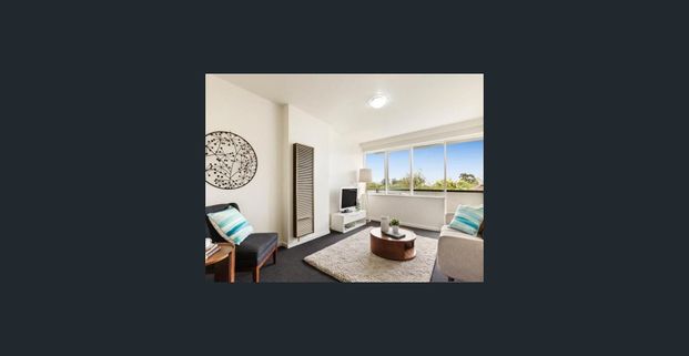 HUGE TWO BEDROOM TOP FLOOR APARTMENT WITH AMAZING CITY VIEWS - Photo 1