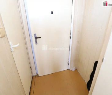 Útulná slunná garsonka (1+kk) ve třetím patře panelového domu s výt... - Photo 3