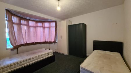 4 bedroom semi-detached house to rent - Photo 2