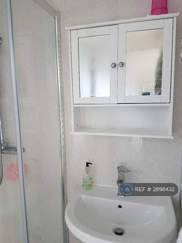 1 bedroom in a flat share to rent - Photo 2