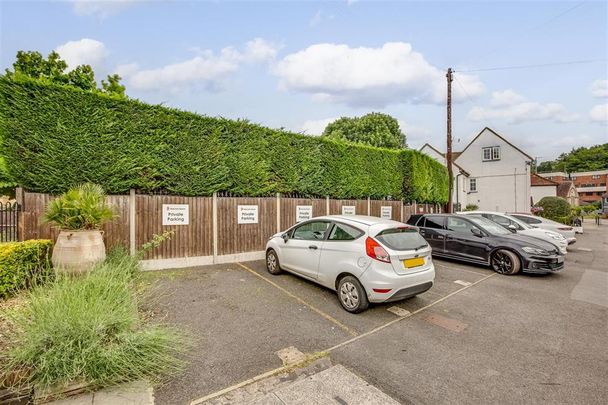 600 London Road, High Wycombe - Photo 1