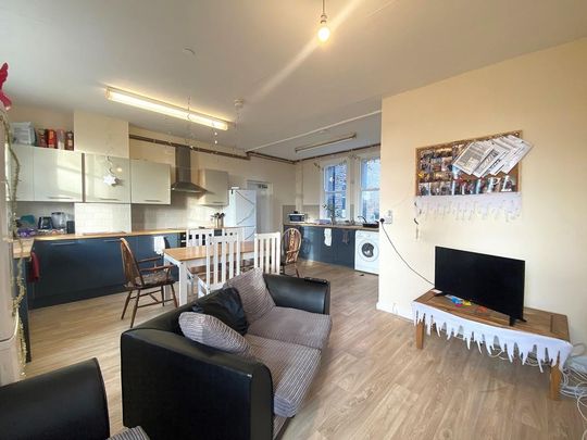 6 bedroom apartment to rent - Photo 1