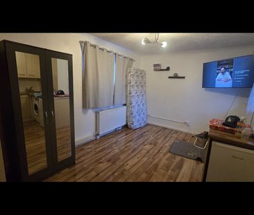 Studio Flat, Ruthin Close, LU1 - Photo 1