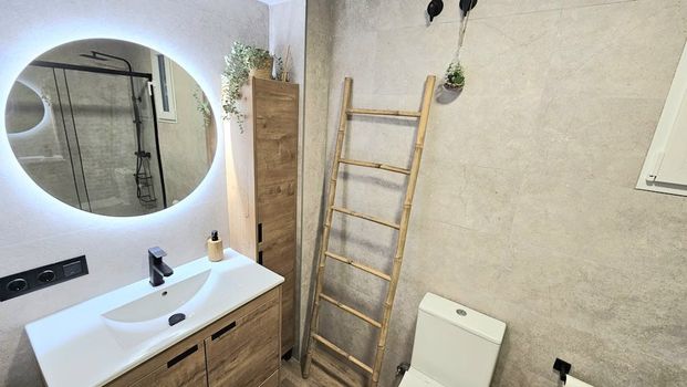 Carrer de Joan Mercader, Valencia, Valencian Community 46011 - Photo 1