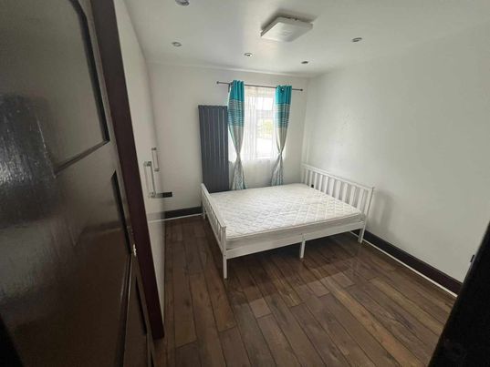step in to your new fully furnished home in SE15 3BG - Photo 1