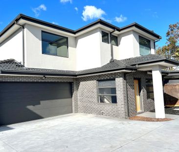 Prime Location - Spacious Double Storey Townhouse - Photo 3