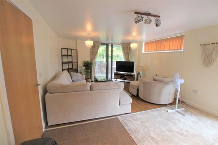 2 bedroom Apartment to let - Photo 3