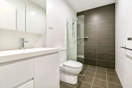 Stylish & Spacious Two-Bedroom Apartment in Prime Canterbury Location - Photo 5