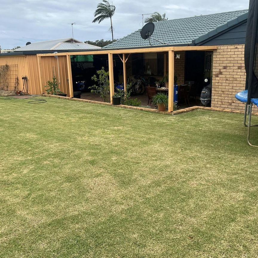 Spacious 3 Bedroom Home in Sought-After Sandstone Point - Photo 2