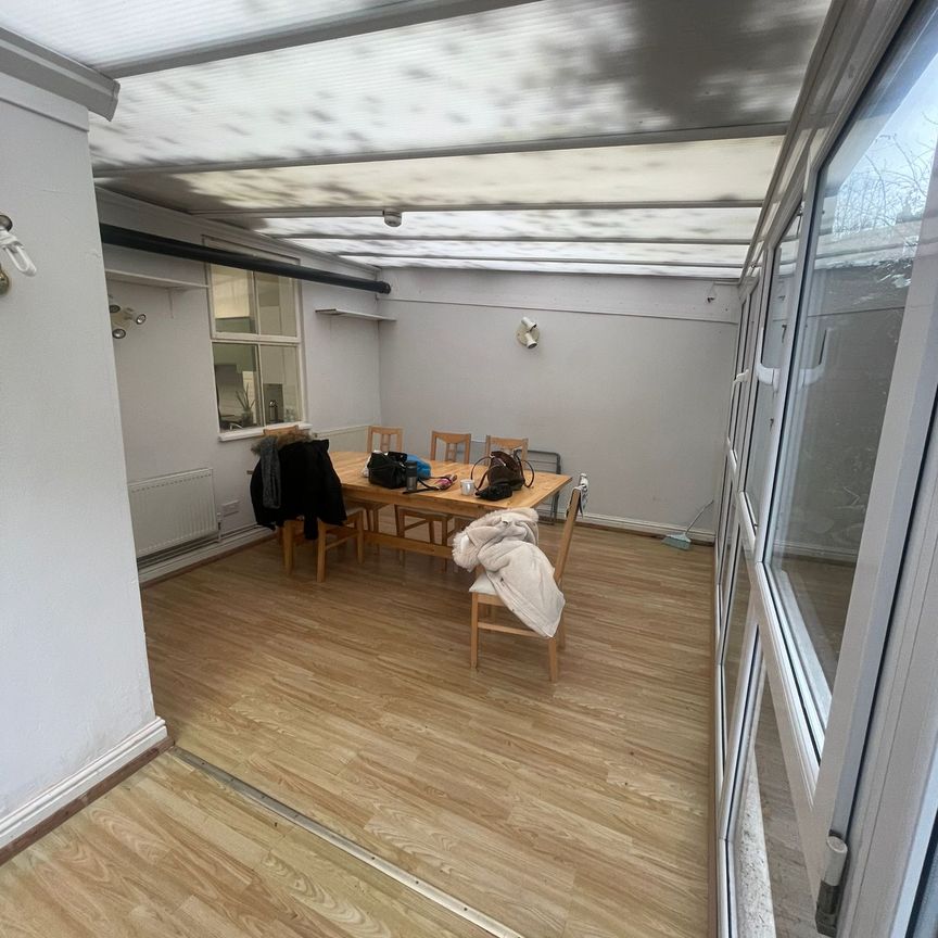 Warner Street Room 3 - Photo 1