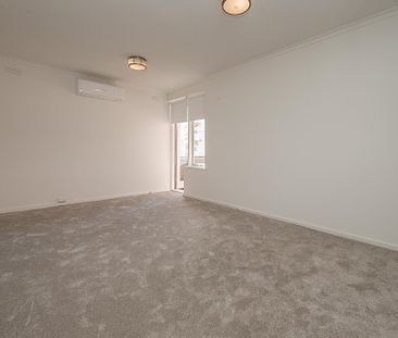 Bright and Spacious Unit in the Heart of Hawthorn - Photo 3
