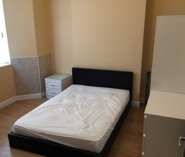 Price £680 pcm - Available Now - Part Furnished - Photo 6