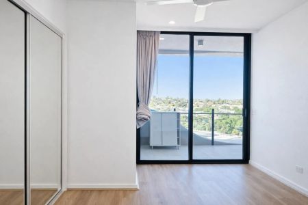 Stylish City Living with Stunning Views | $820 per week - Photo 3