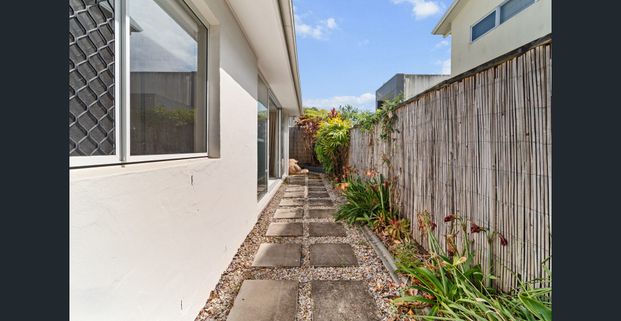 Stunning Family Home in Varsity Lakes! - Photo 1