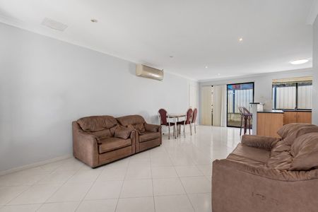 Low-Maintenance 3-Bedroom Villa in Convenient Location - Photo 2
