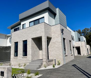 Home, but Better With seamless indoor-outdoor living - Photo 4