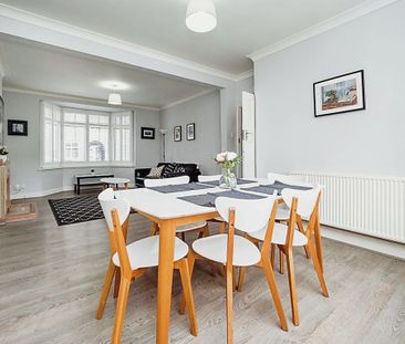 3 Bed Terraced House, Roman Road, E6 - Photo 6