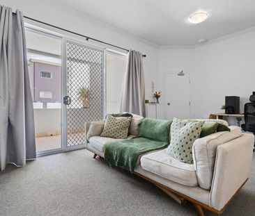 Low maintenance ground floor unit in great location - Photo 3