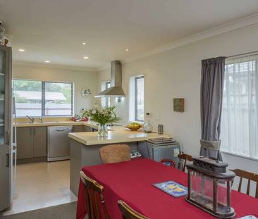 Private, sunny 3 bedroom family Home that will allow small pets - Photo 3