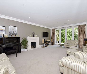 A wonderful 5 bedroom family home in the heart of the prestigious Oxshott Way Estate - Photo 4