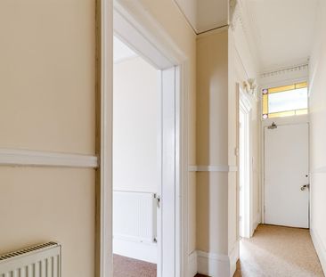A 2 Bedroom Flat in Suffolk Square, Cheltenham - Photo 1