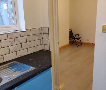 2 Bed Flat, Headstone Gardens, HA2 - Photo 4