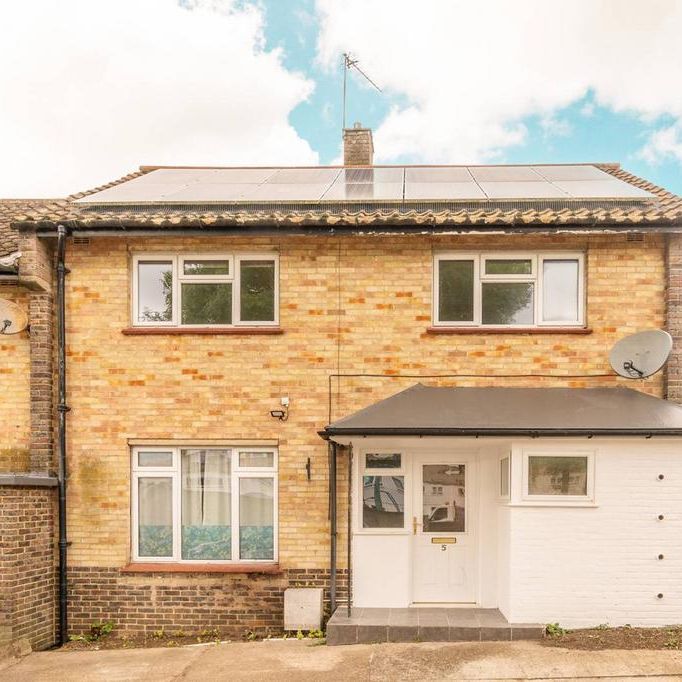 3 bedroom semi-detached house to rent - Photo 1