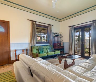 Charming Retro Cottage Living - Photo 2