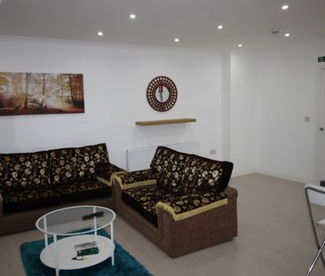4 Bed Terraced House, Chusan Place, E14 - Photo 2