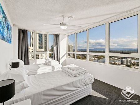 Exquisite 3-Bedroom Penthouse-Style Apartment with Breathtaking 300-Degree Views in the Heart of Surfers Paradise - Photo 2