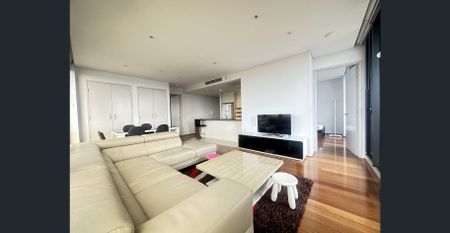 Fully Furnished 2 bed 2 bath with parking in convenient location of zetland - Photo 4