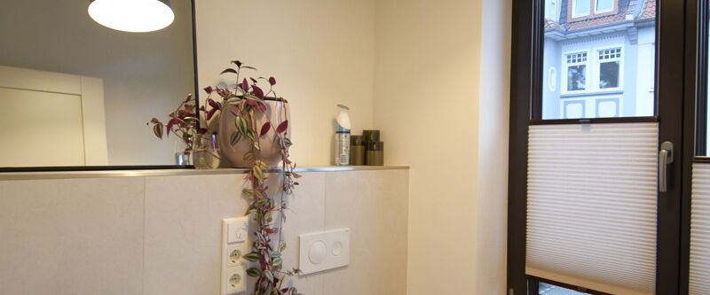 5951 - Höchst attraktive 3-Zimmer-Obergeschosswohnung mit EBK und Balkon im Joh. Voss Haus! - Foto 1