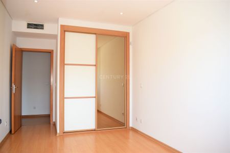 VISTA RIO - APARTAMENTO DE 4 ASSOALHADAS E PARQUEAMENTO - Photo 3