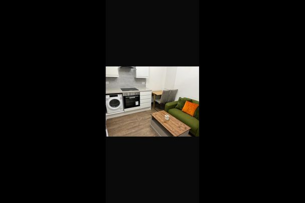 1 Bed Flat, Prestwich, M25 - Photo 1