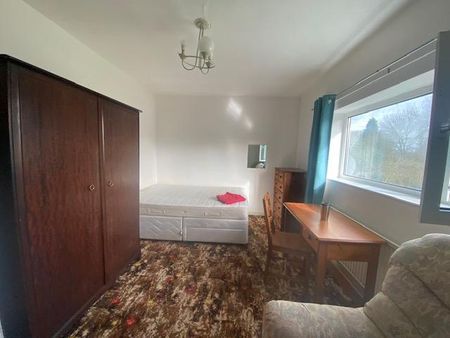 1 bedroom in a house share to rent - Photo 4