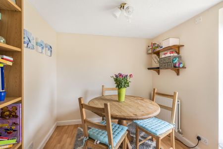 3 bedroom end of terrace house to rent - Photo 4