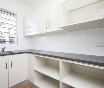 Modern Luxury - Ex Display Home - Full AC - Solar - Photo 3