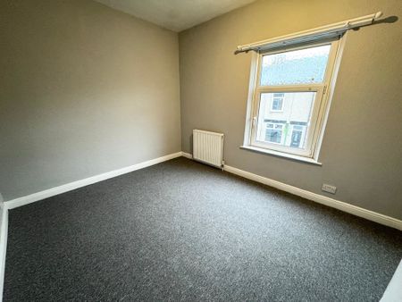 2 Bedroom Mid Terraced House - Photo 2